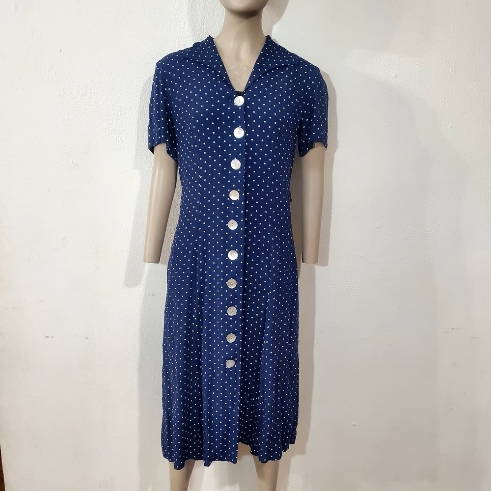 Navy Polka Dot Button-Down DressThis dress is a vintage style dress, characteriz